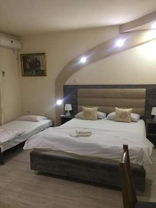 Гостевой дом Guesthouse Liamra Улцинь Трехместный номер с балконом-10